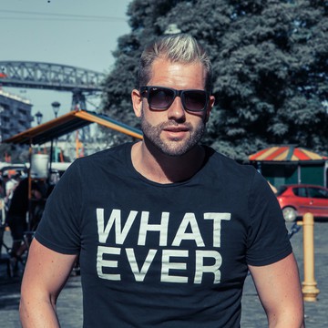 Dimitri Vantomme tijdens live optreden als zanger en DJ op een feestelijk evenement