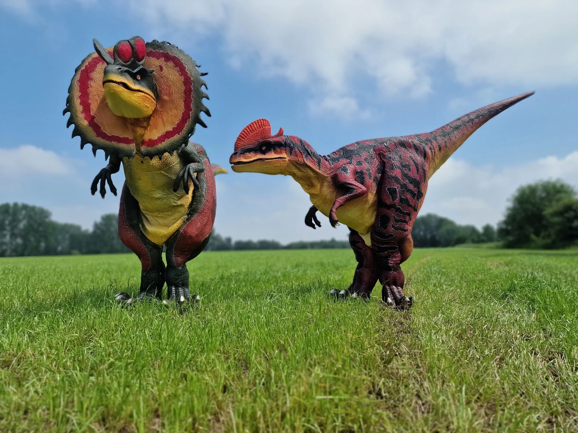 Dilophosaurus animatie-act Dino Adventure in actie op een festival