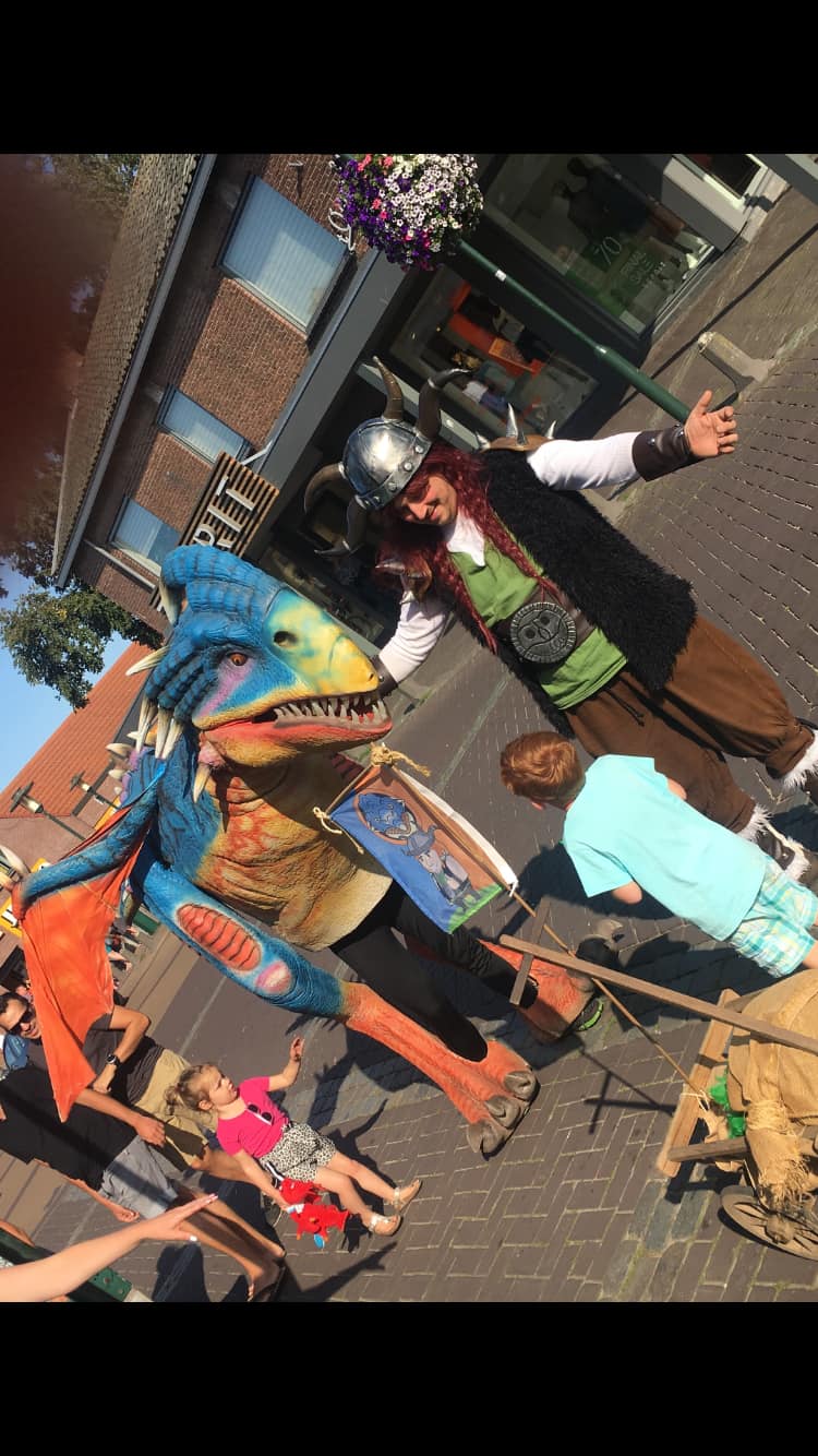 Drøkkie de Draak met begeleider Løkkie tijdens een interactieve animatie op een familiedag