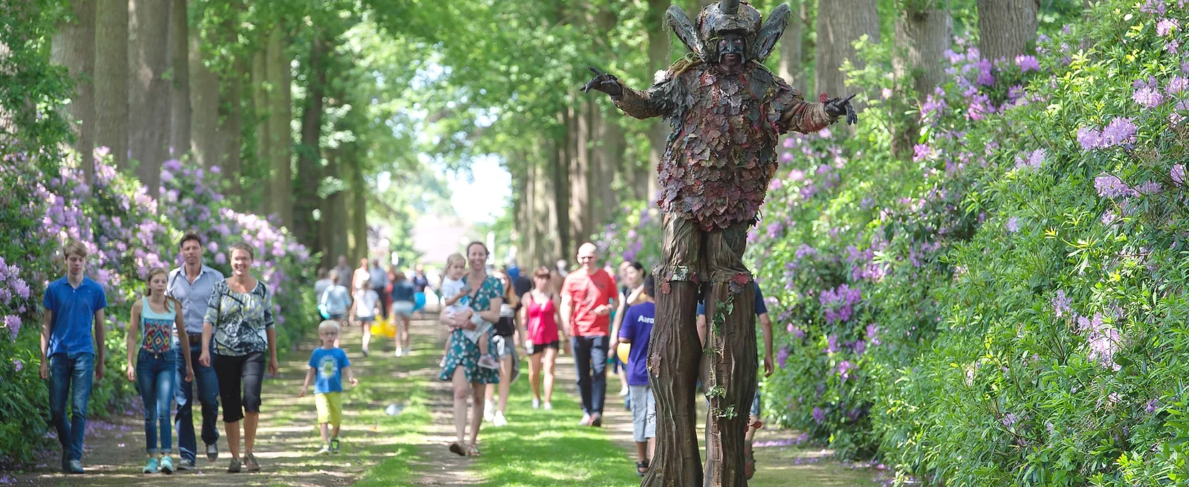 Steltloper EA VARNA – een 4 meter hoge vriendelijke reus in natuurkostuum tijdens een evenement