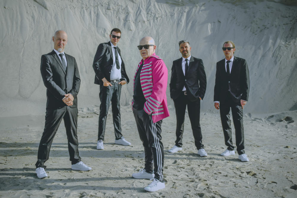 Edje Ska & De Pilchards live on stage met blazerssectie, rock-energie en feestend publiek