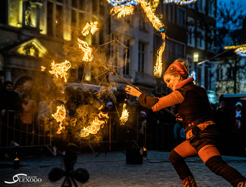Vuurspuwer en danseres voeren romantische vuurshow op in het donker