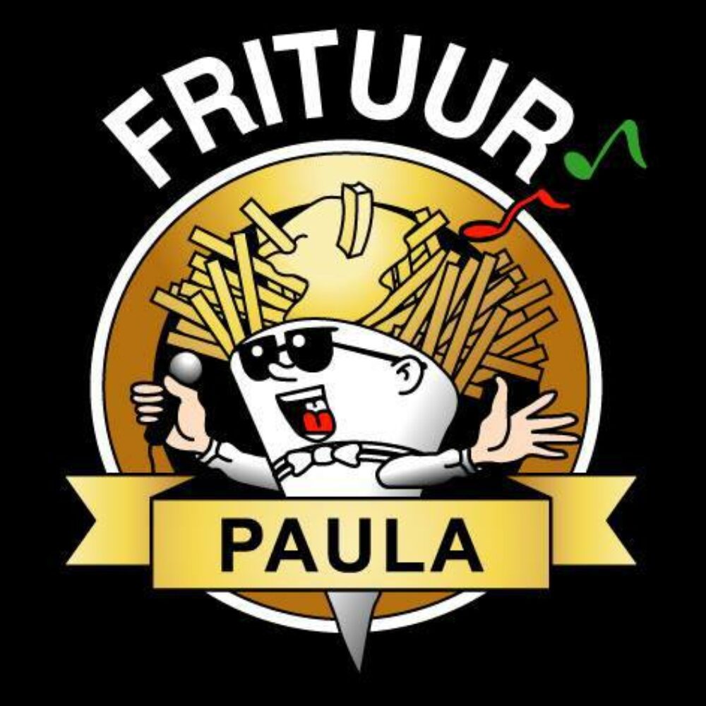 Frituur Paula live op het podium, omringd door feestend publiek, met kleurrijke kostuums en instrumenten