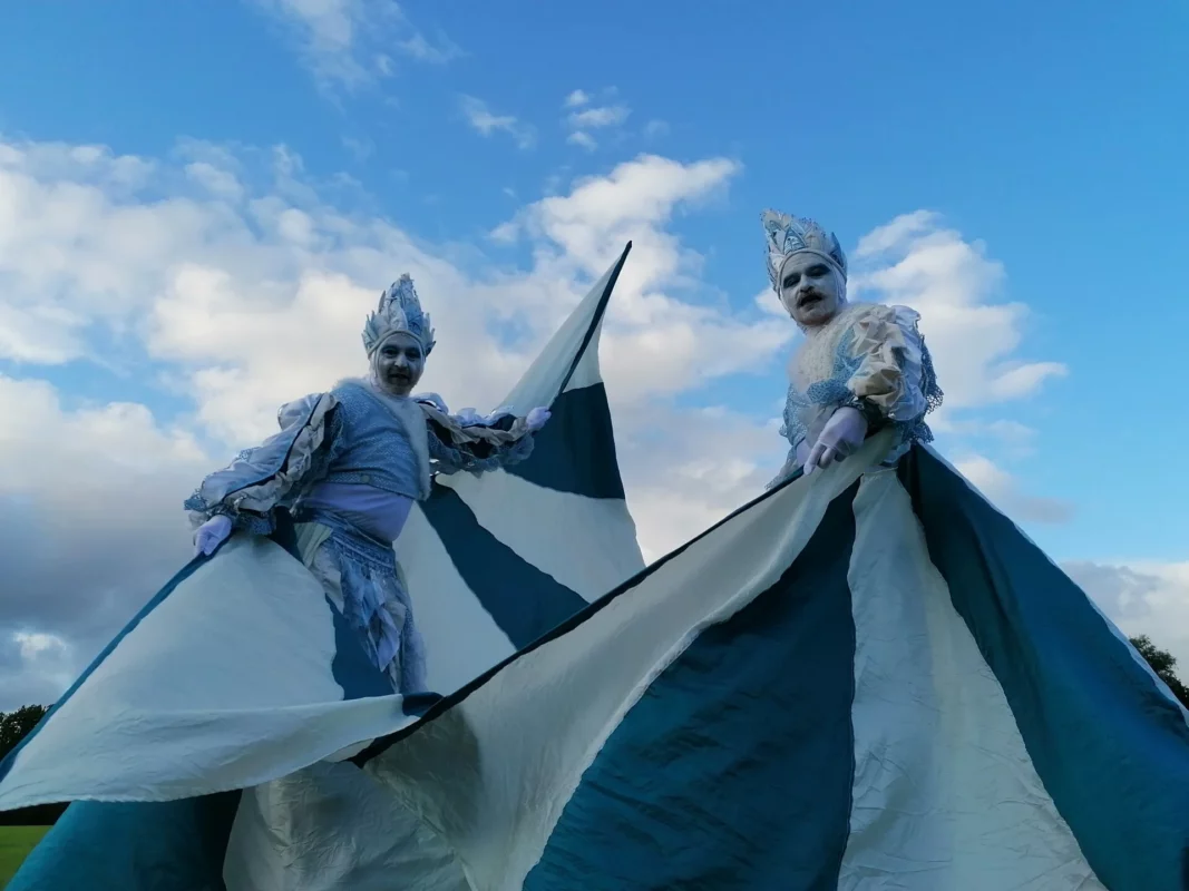 Twee steltenlopers brengen mime en muziek tijdens winterevenement