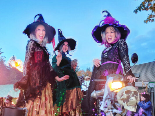 Drie heksen op een groot draaiend wiel als Halloween act vol magie en spektakel