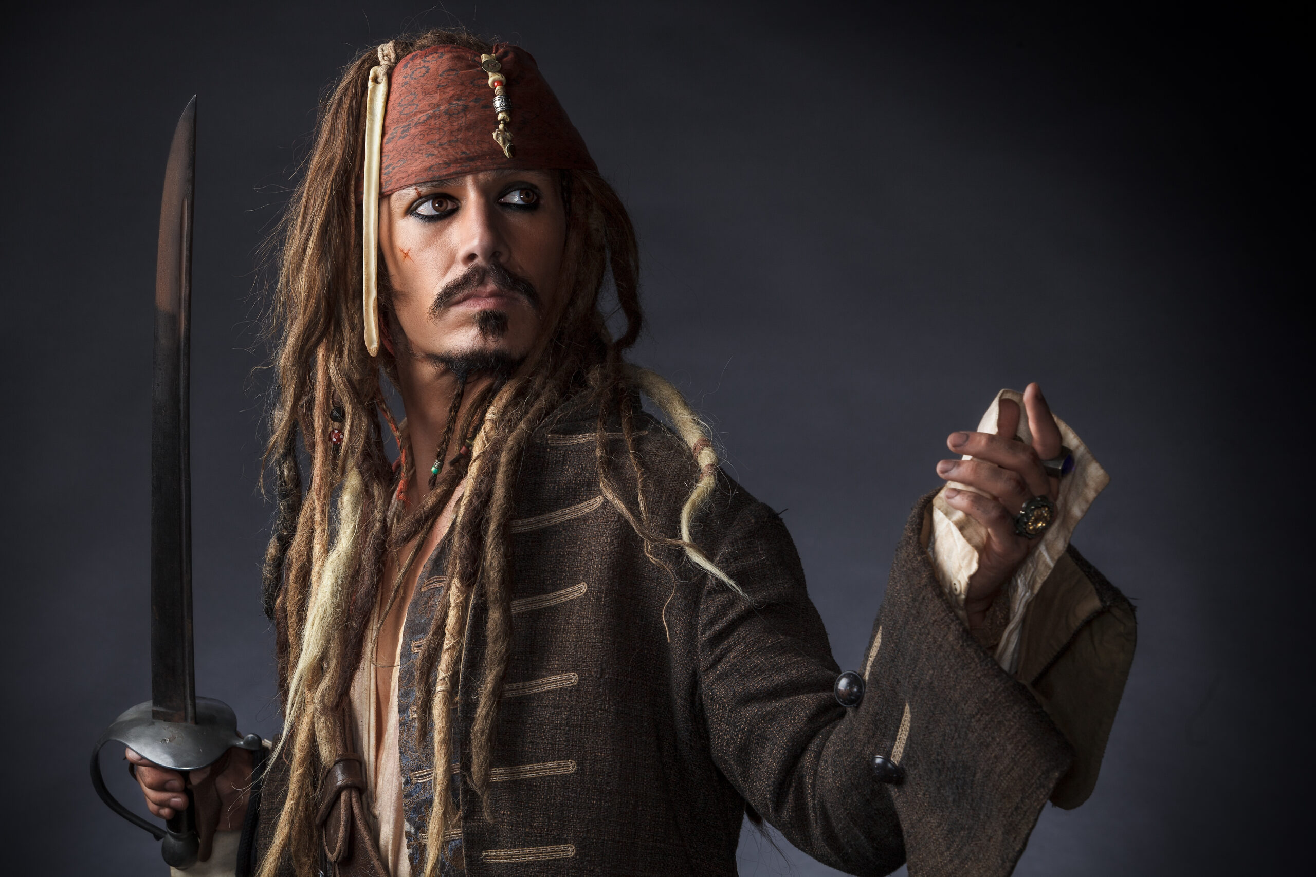 Jack Sparrow Look-a-Like in piratenkostuum poseert met kinderen op een evenement