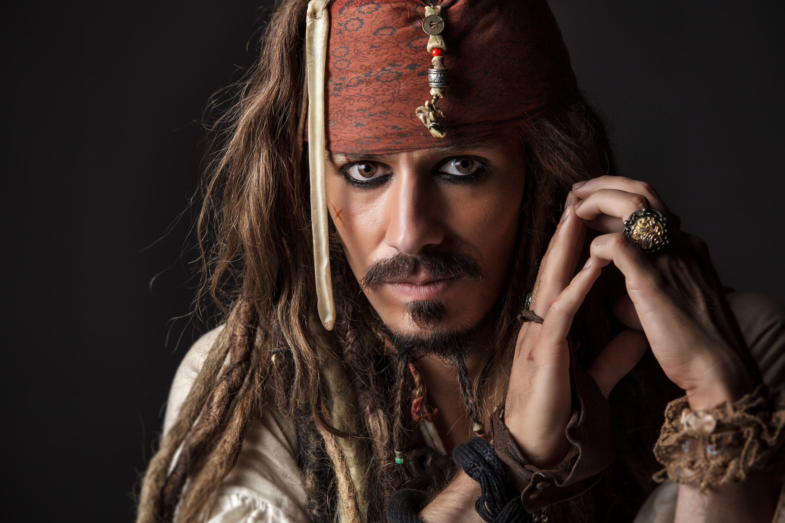 Jack Sparrow Look-a-Like in piratenkostuum poseert met kinderen op een evenement