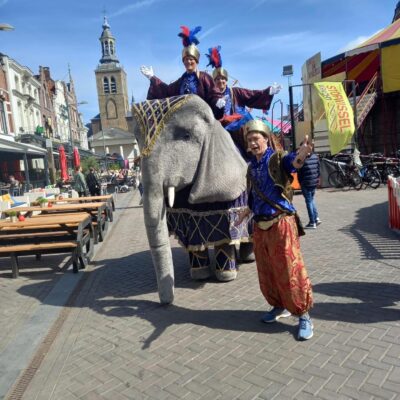 Steltloper in een olifantenkostuum brengt animatie tijdens een evenement