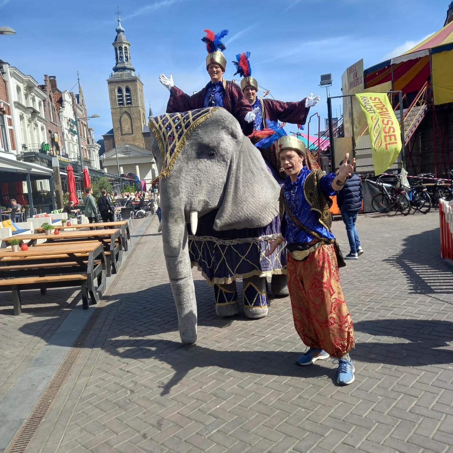Steltloper in een olifantenkostuum brengt animatie tijdens een evenement