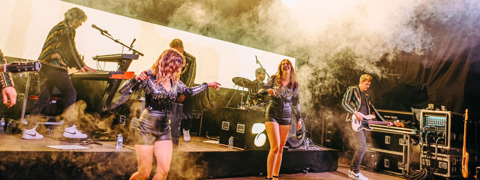 Coverband La Folie Jolie live op het podium met feestverlichting en dansend publiek