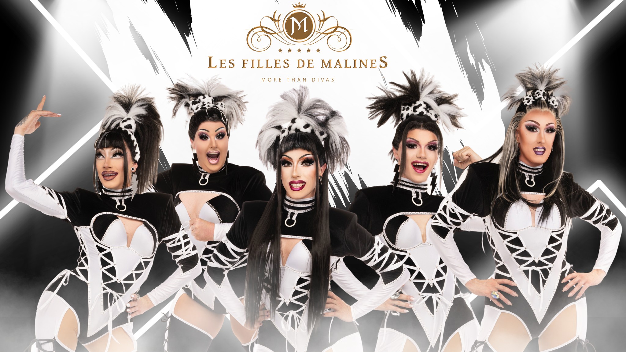 Les Filles de Malines op het podium in glamoureuze outfits tijdens een wervelende cabaretshow