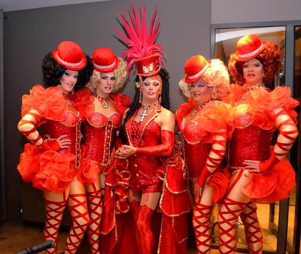 Les Filles de Malines op het podium in glamoureuze outfits tijdens een wervelende cabaretshow