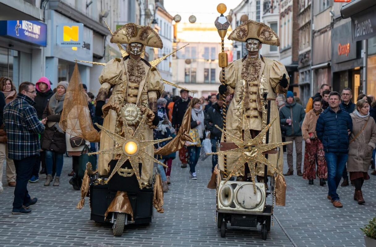 Mobiele straatact Les Rois du Soleil in zonnekostuums tussen het publiek