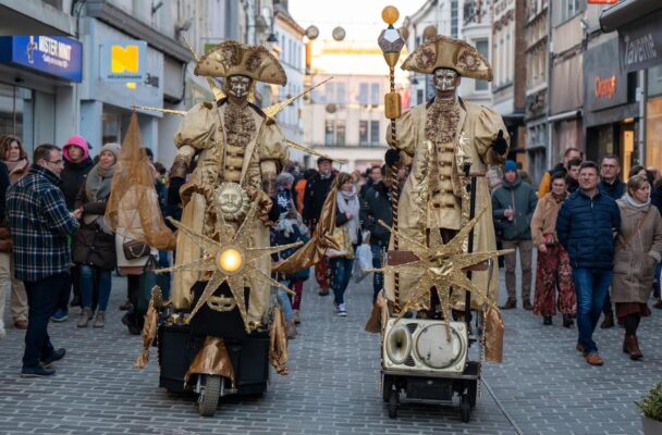Mobiele straatact Les Rois du Soleil in zonnekostuums tussen het publiek
