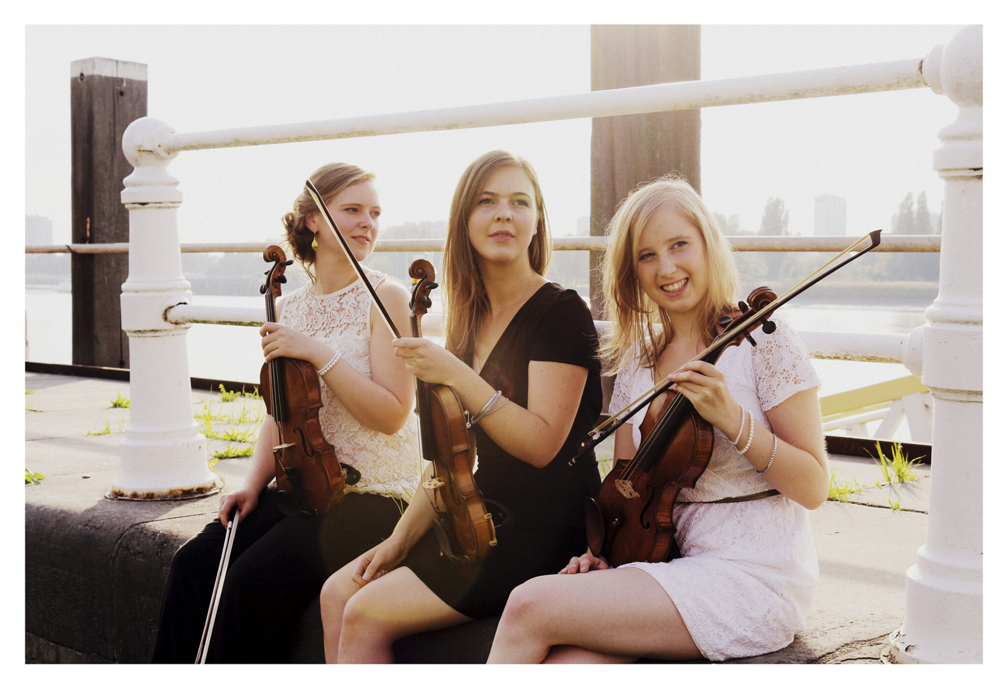 Les Violettes spelen viool tijdens een live optreden in elegante jurken met swingende en expressieve uitstraling