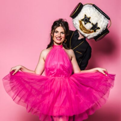 Kinderen dansen op de Loco Kids Disco met DJ Starhead en live zangeres op een kleurrijk podium