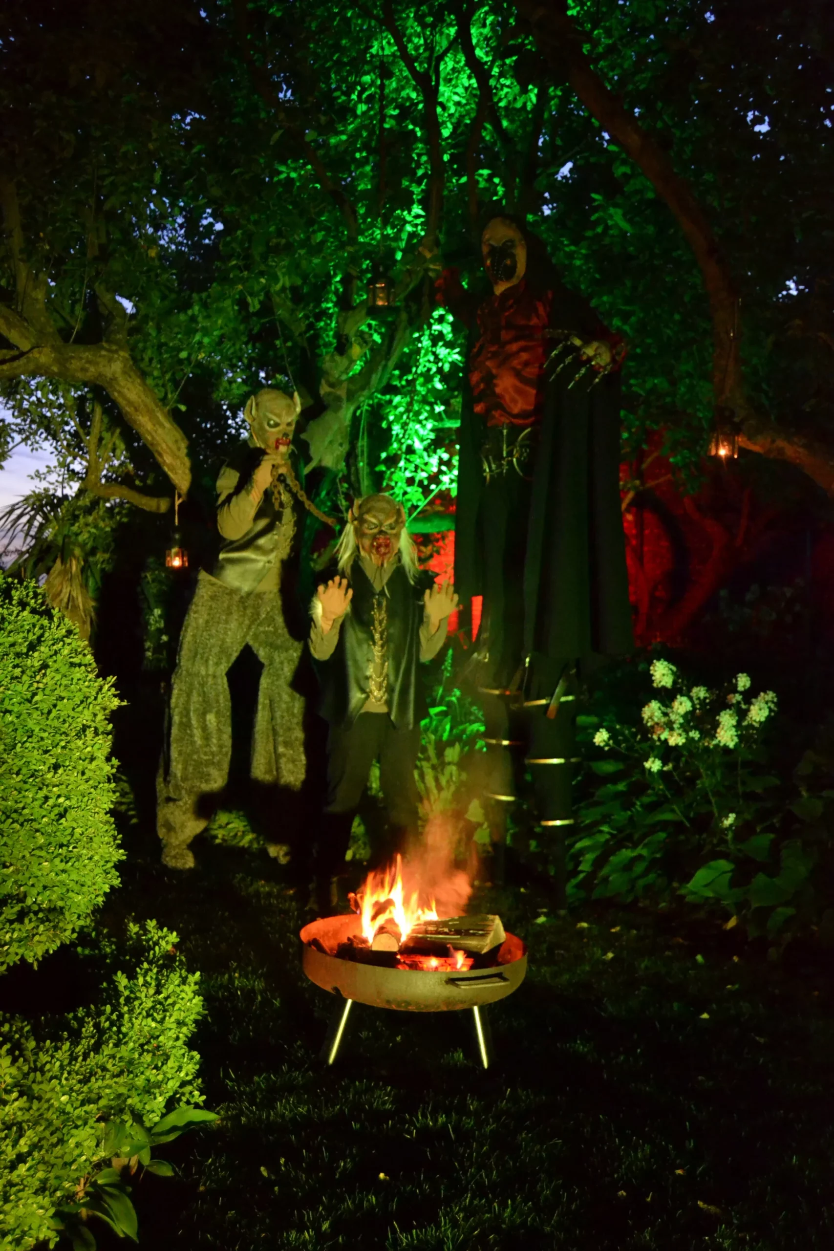 Weerwolven en steltloper in Halloweenkostuum tijdens straatanimatie