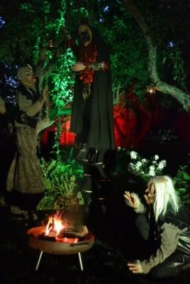 Weerwolven en steltloper in Halloweenkostuum tijdens straatanimatie