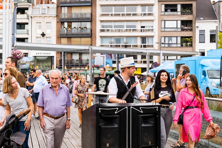 Kanza Mees speelt live muziek op mobiele Music Box tijdens straatevenement