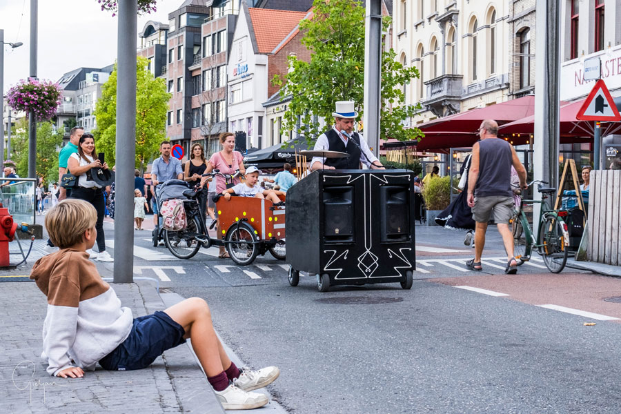 Kanza Mees speelt live muziek op mobiele Music Box tijdens straatevenement
