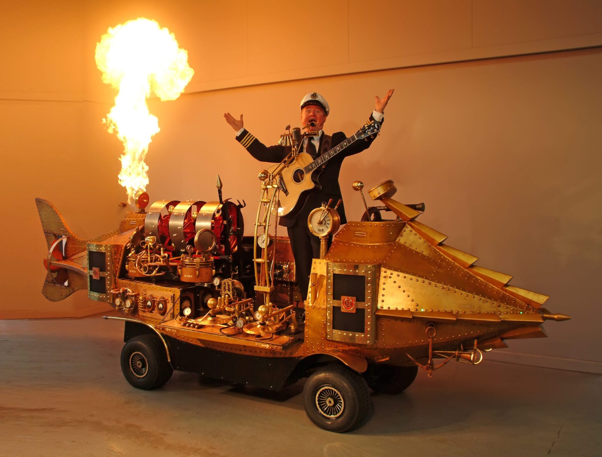 Arthur van Poppel rijdt in zijn steampunk muziekduikboot Nautilus tijdens een straattheaterfestival