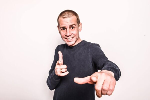 Sam Gooris zingt op het podium tijdens een feestelijk optreden vol ambiance