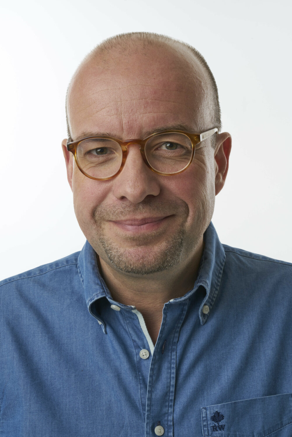 Sven Ornelis live als DJ op een bedrijfsfeest met dansend publiek