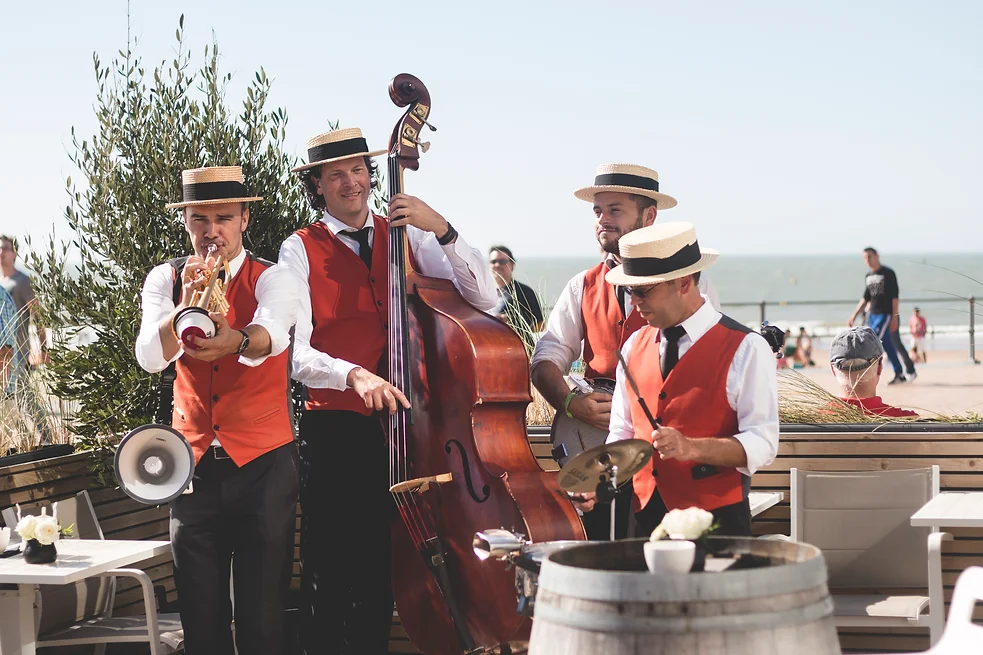 The Almost Swinging Jazzband live op een evenement in retrokledij met jazzinstrumenten