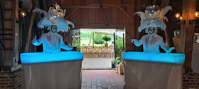 Hostess in Walking Light Table verwelkomt gasten met hapjes en verlichting