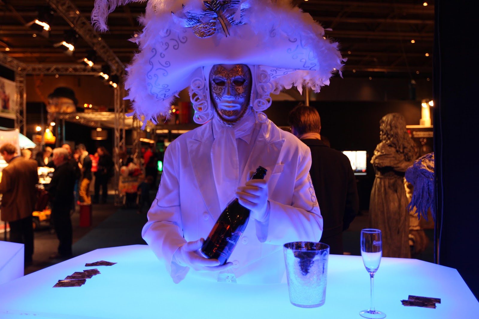 Hostess in Walking Light Table verwelkomt gasten met hapjes en verlichting