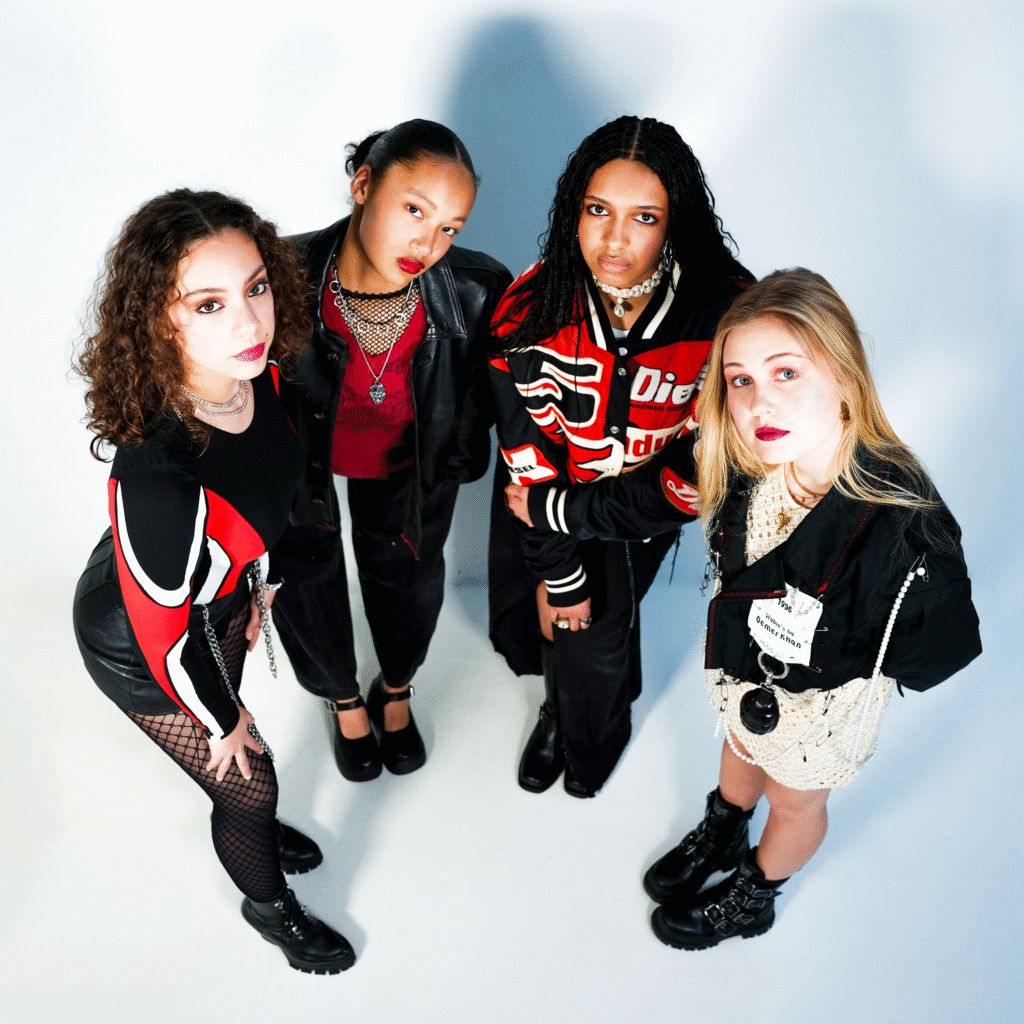 IIII (FOUR), de Vlaamse girlband bestaande uit Femke, Gloria, Lina en Marie-Emilie, live op het podium tijdens een optreden.