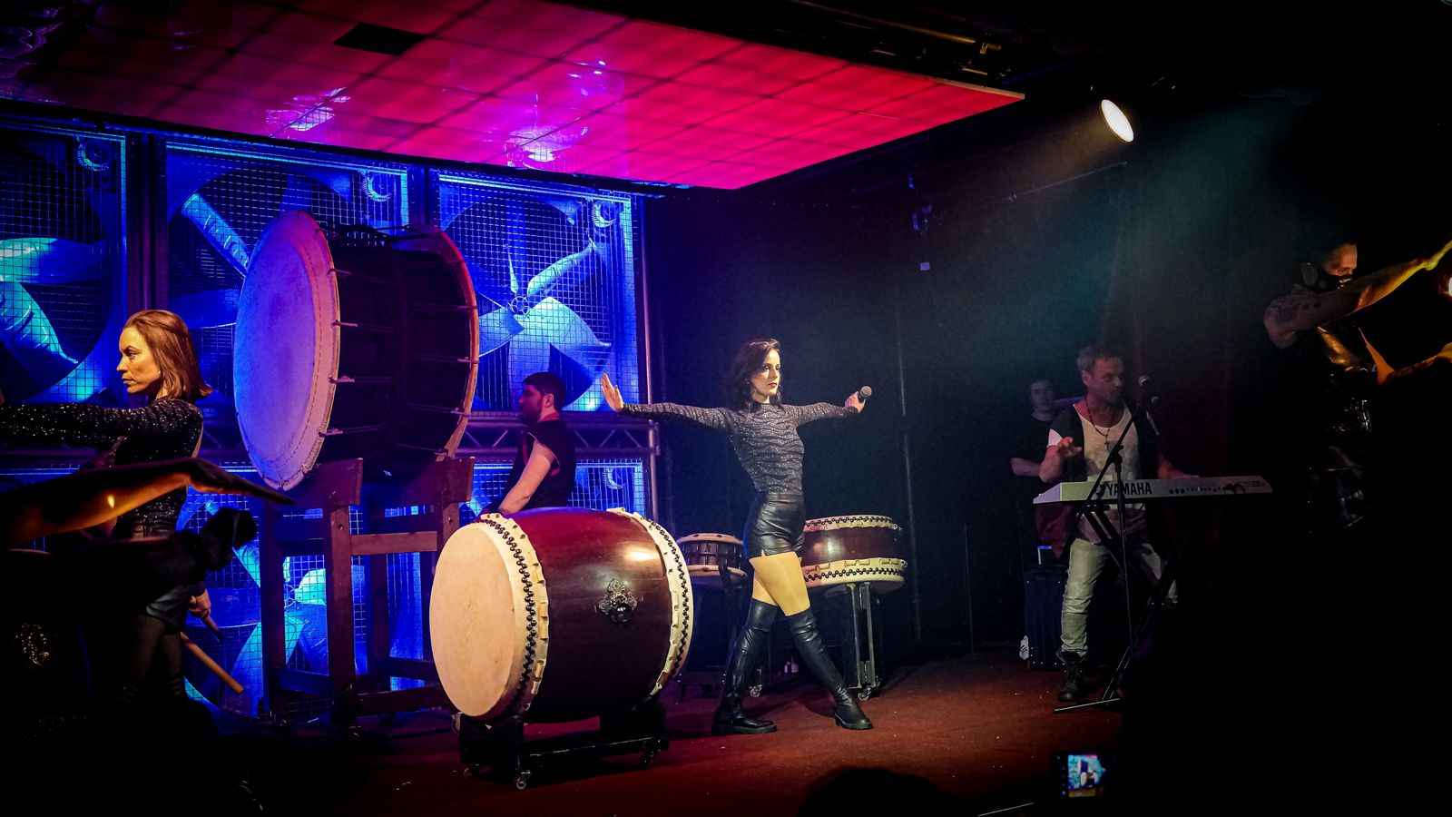 Virtual Zone live op het podium met kleurrijke lichteffecten, visuals en een dansende menigte tijdens een 90’s party.