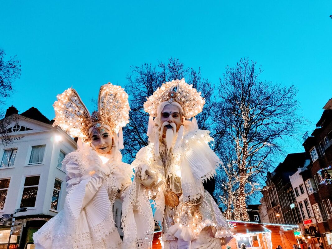 Winterkoning en Winterkoningin op stelten met fonkelende lichtjes – Venetiaanse kerst act voor kerstmarkt of winterevent, geboekt via Dream Animations.