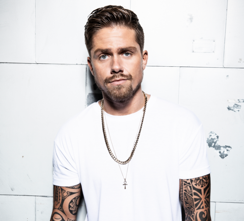 André Hazes live op het podium tijdens een optreden – energiek, emotioneel en puur entertainment.