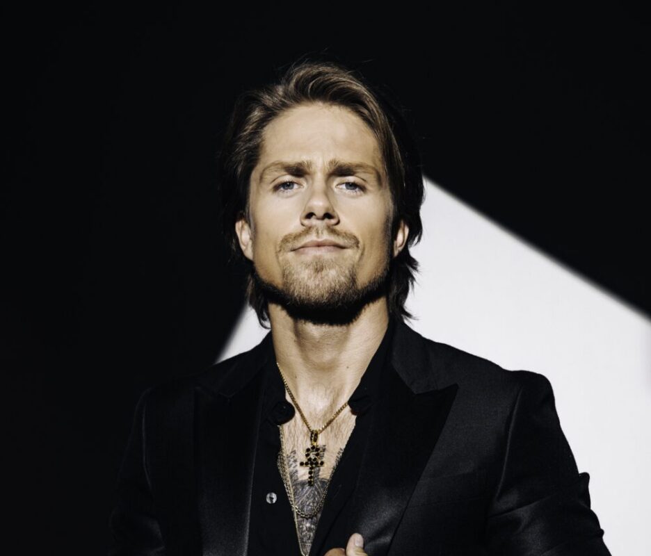 André Hazes live op het podium tijdens een optreden – energiek, emotioneel en puur entertainment.