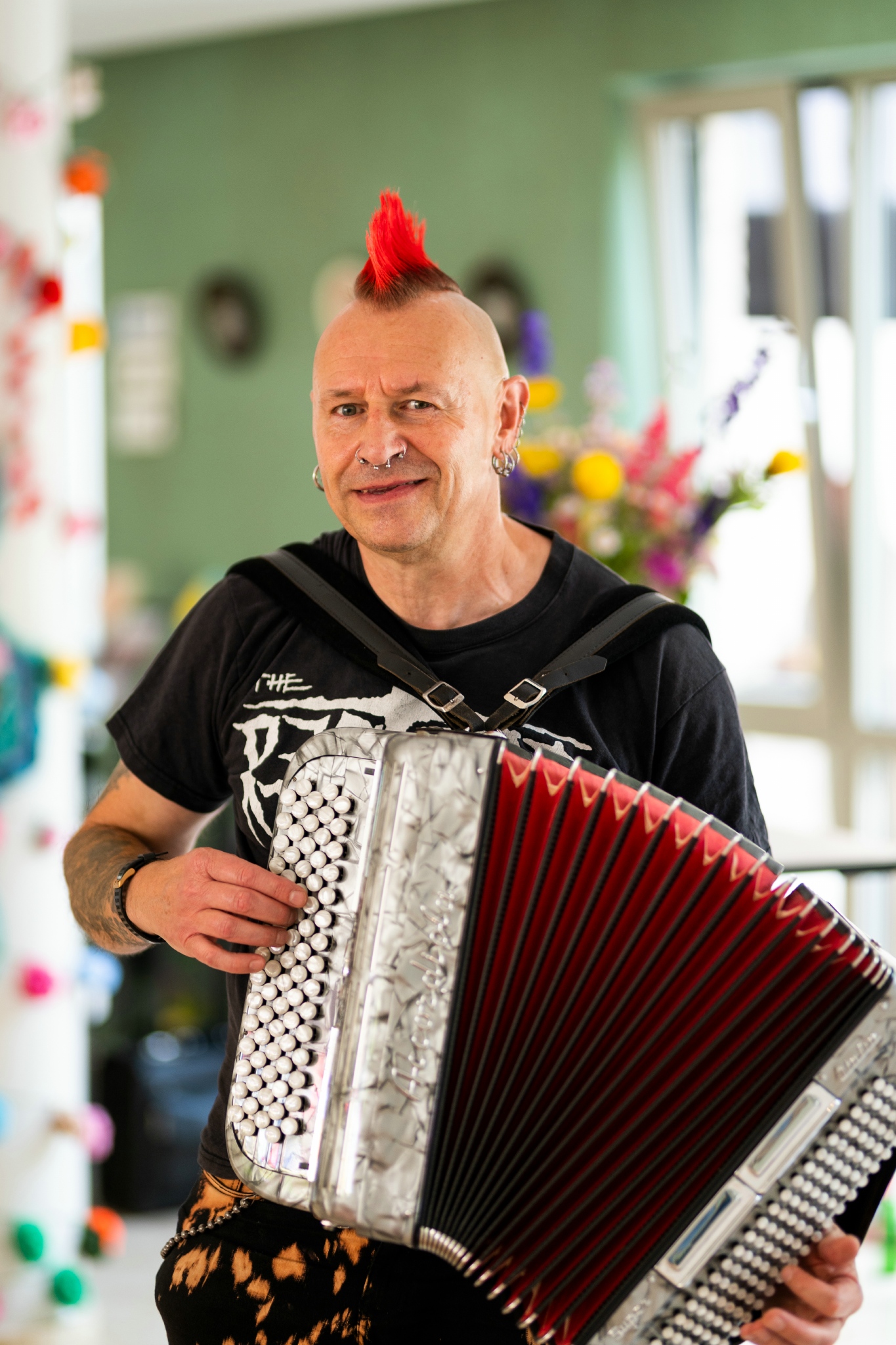 Accordeonist Marino Punk treedt live op met zijn accordeon tijdens een sfeervol evenement.