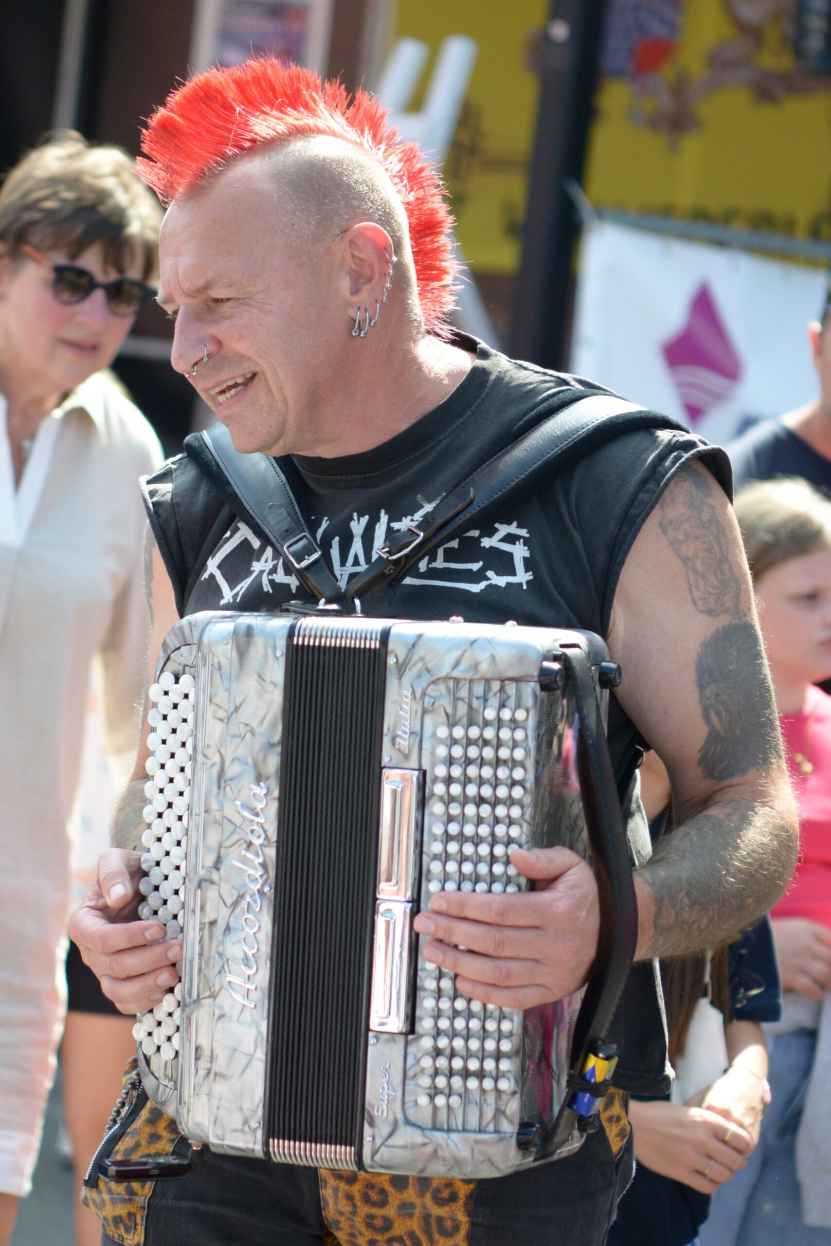 Accordeonist Marino Punk treedt live op met zijn accordeon tijdens een sfeervol evenement.