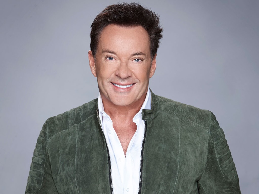 Boek Gerard Joling via Dream Animations voor een sprankelend optreden vol muziek, humor en show op je event.