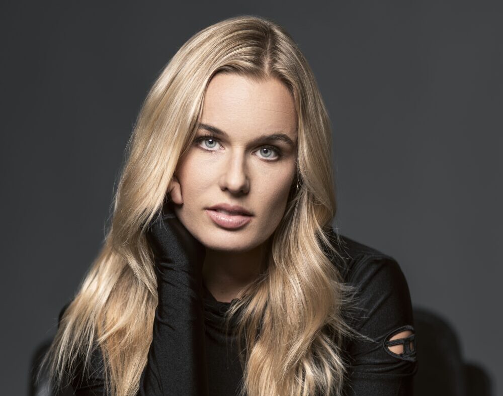 Lasgo live op het podium met nieuwe zangeres Nikki Born, dansend voor een uitzinnig publiek – vol licht, energie en beats.