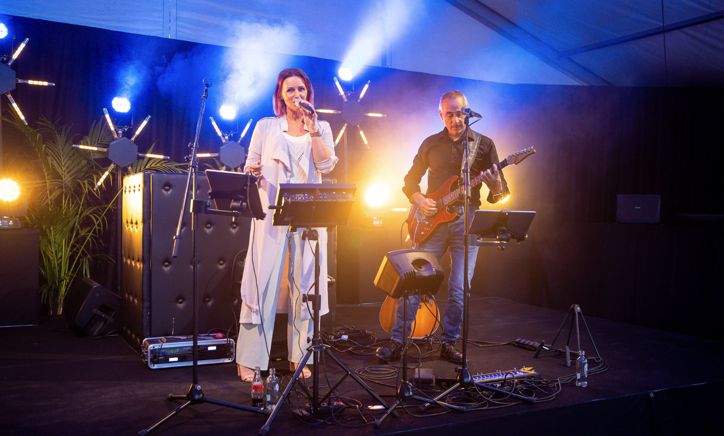 Live optreden van Totally Soul: Elisabeth zingt tussen het publiek, José begeleidt op gitaar.