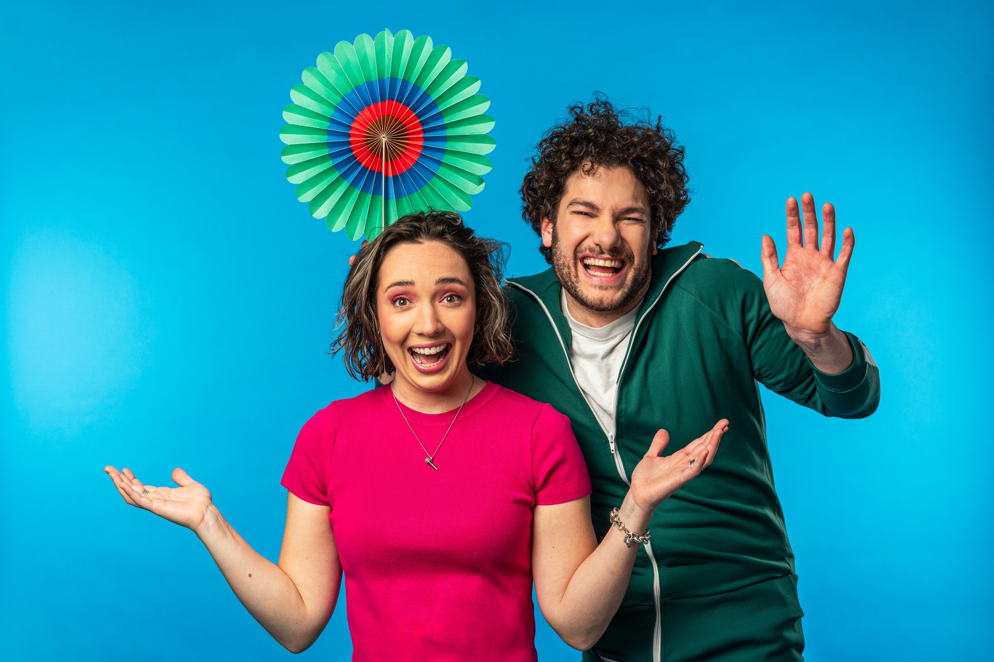 Boek The Crazy Discoshow bij Dream Animations – een interactieve familieshow met DJ, zangeres Ymke, dans, cadeautjes en sfeer voor jong en oud.