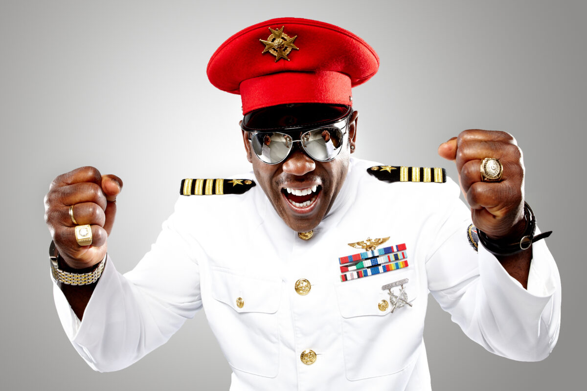 Captain Jack met Bruce Lacy en Michelle Stanley die hun 90’s hit “Captain Jack” live brengen voor een feestend publiek, te boeken via Dream Animations.