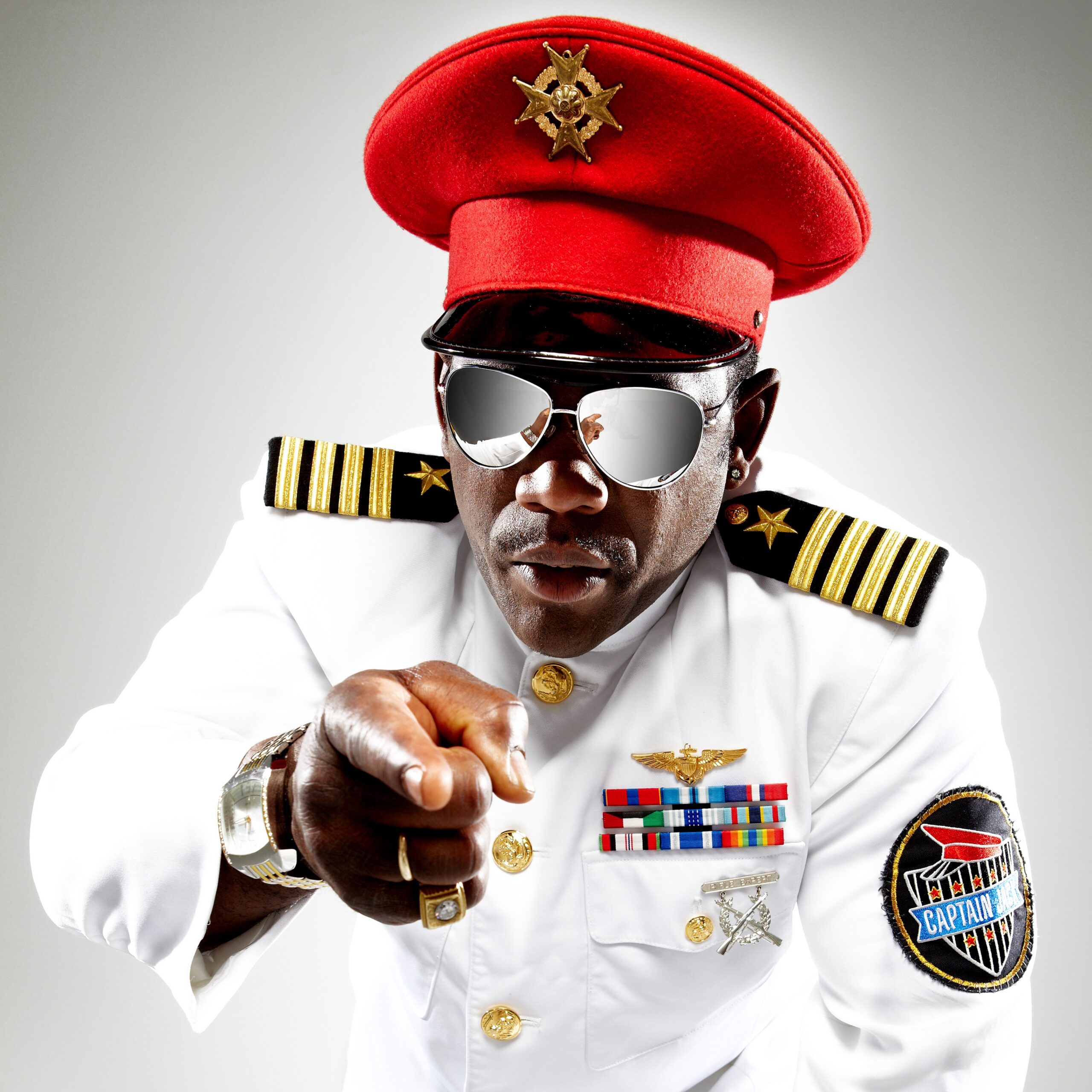 Captain Jack met Bruce Lacy en Michelle Stanley die hun 90’s hit “Captain Jack” live brengen voor een feestend publiek, te boeken via Dream Animations.