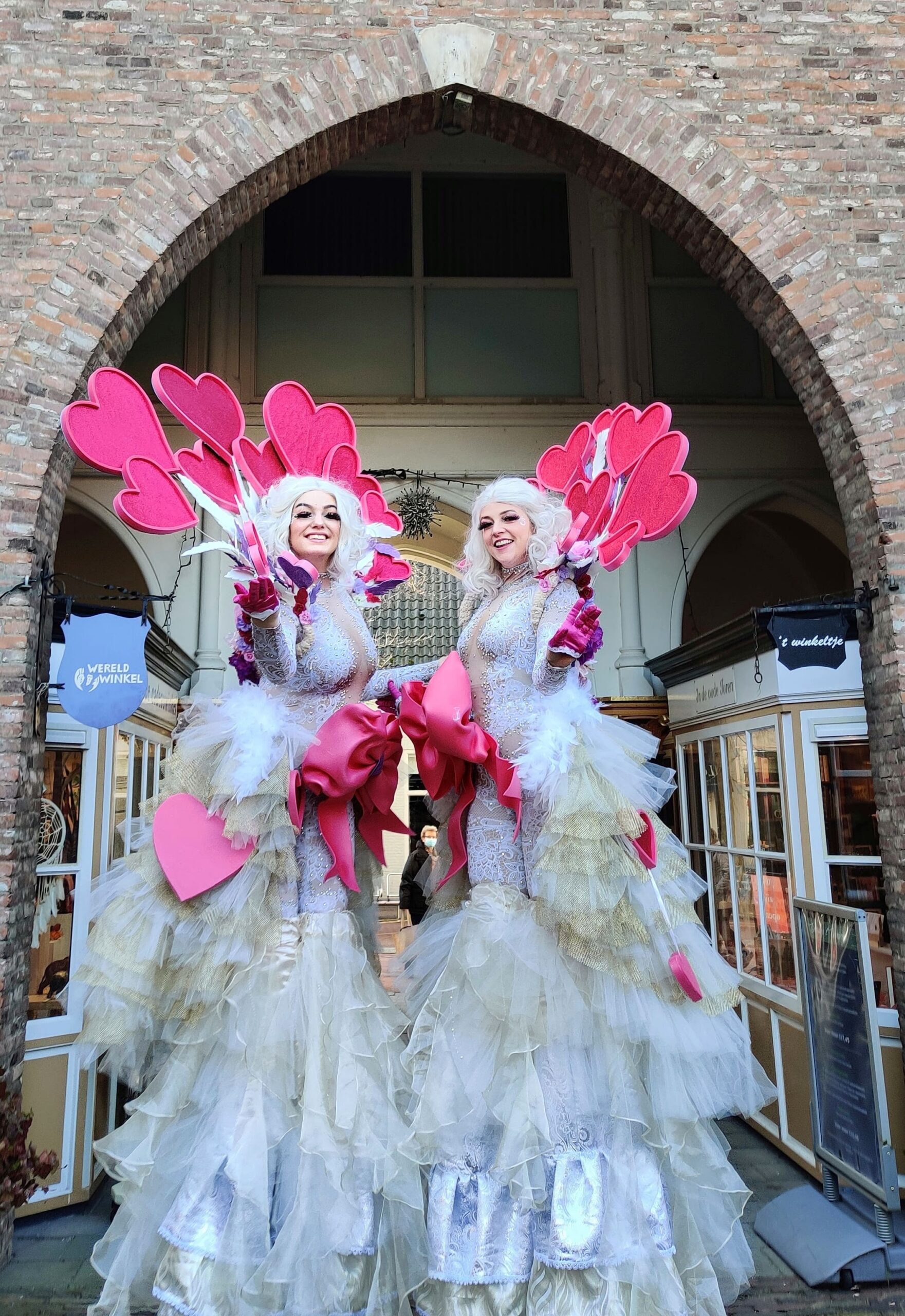Harten Liefjes, twee romantische harten steltenlopers in roze kostuums, te boeken via Dream Animations.