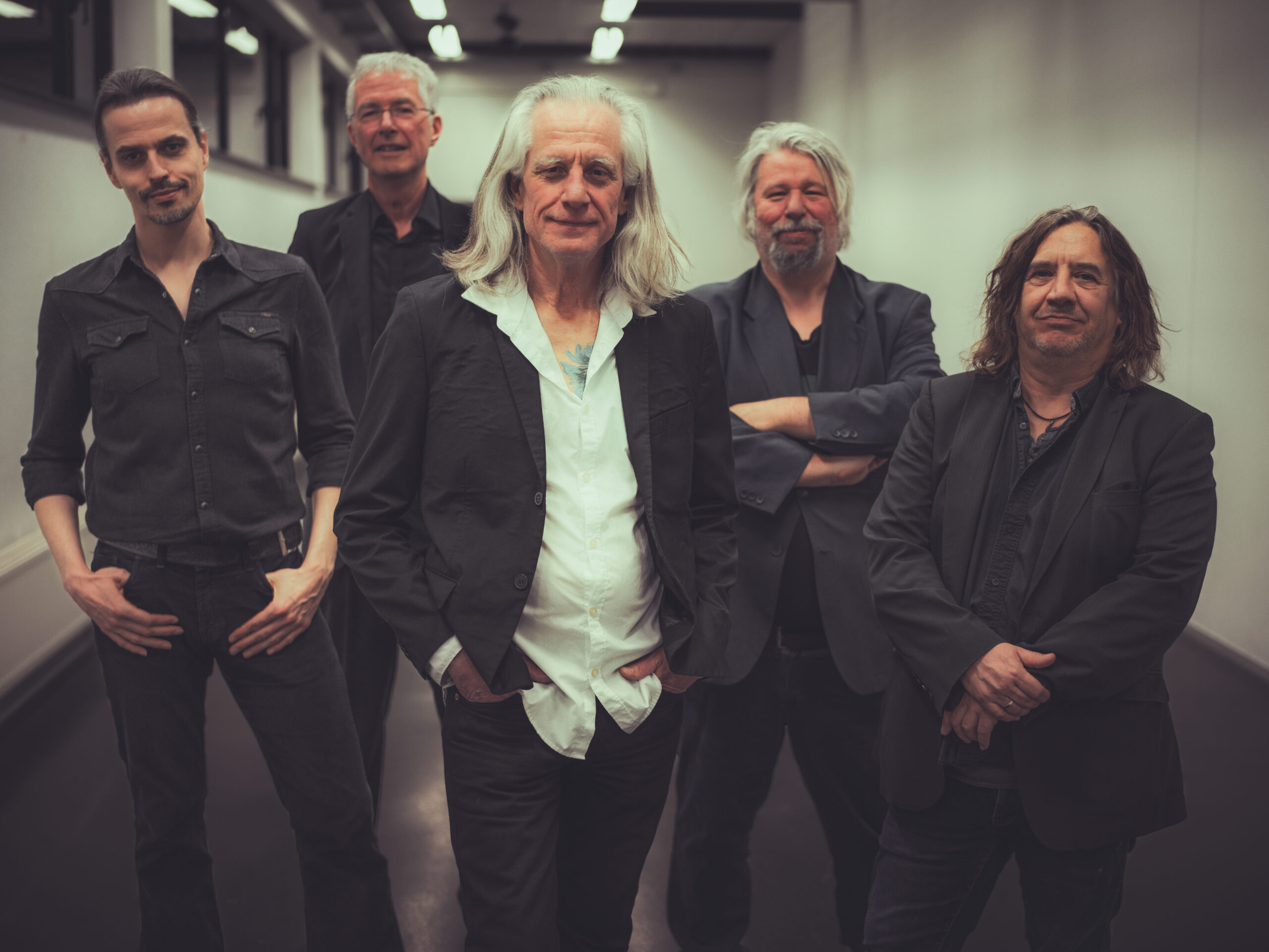 Guy Swinnen die samen met de Guy Swinnen Band live op het podium een energieke rock-’n-roll show speelt, te boeken via Dream Animations.