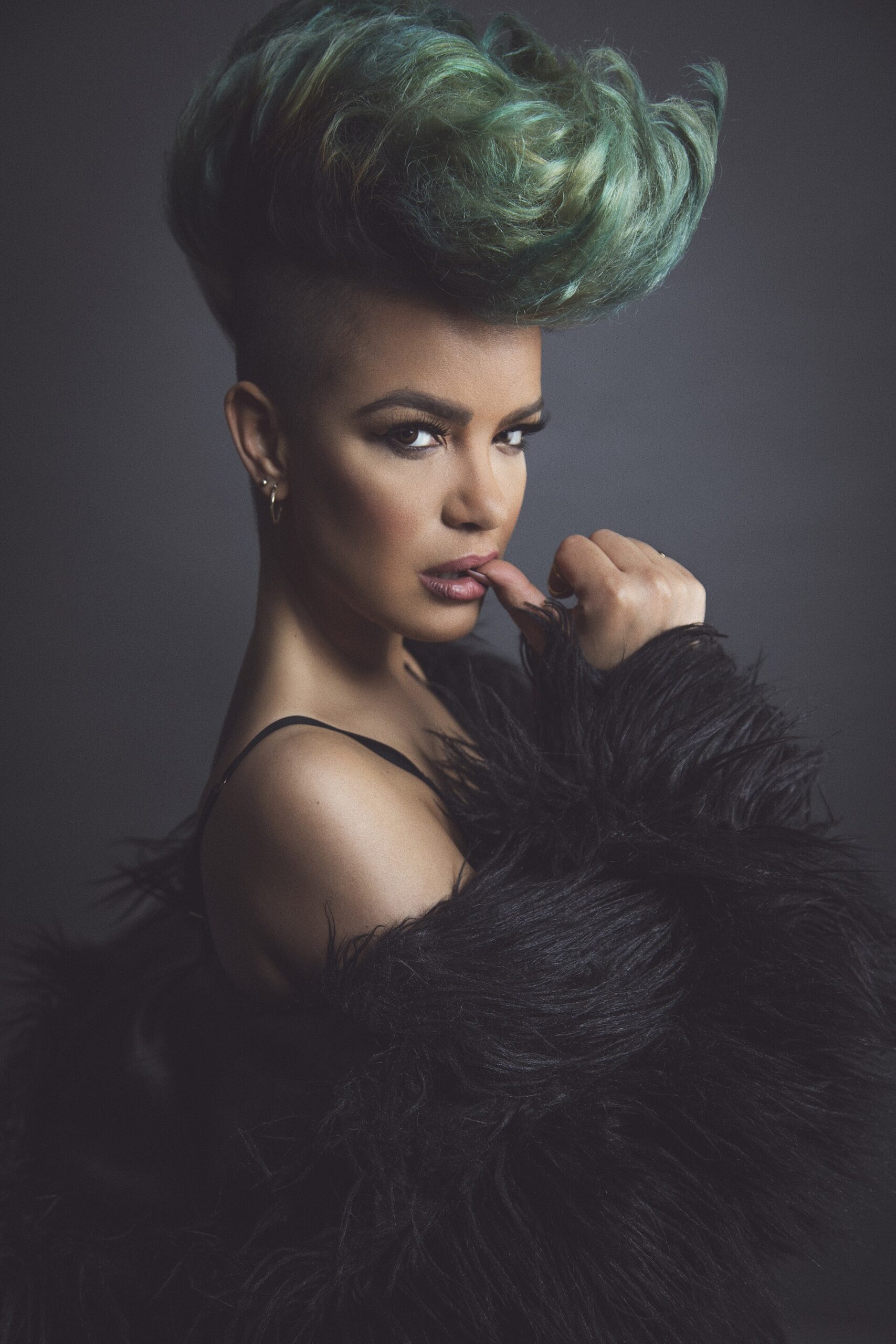 Eva Simons die live haar hit “Take Over Control” zingt op een groot dancefestival, met een uitzinnig publiek, te boeken via Dream Animations.