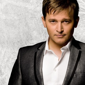 Andrei Lugovski die live op het podium een popera-nummer zingt tijdens een stijlvol evenement, te boeken via Dream Animations.