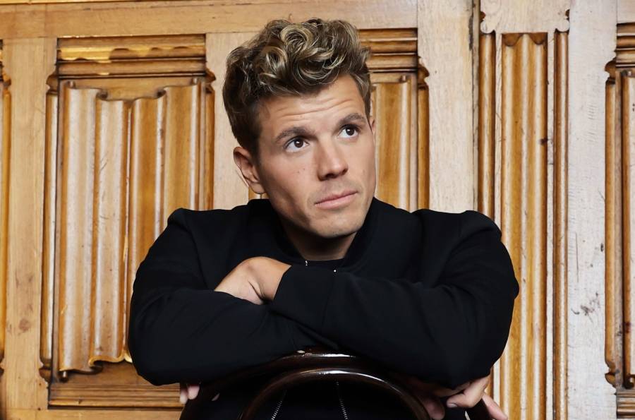 Jaap Reesema live op het podium tijdens een concert, te boeken via Dream Animations.