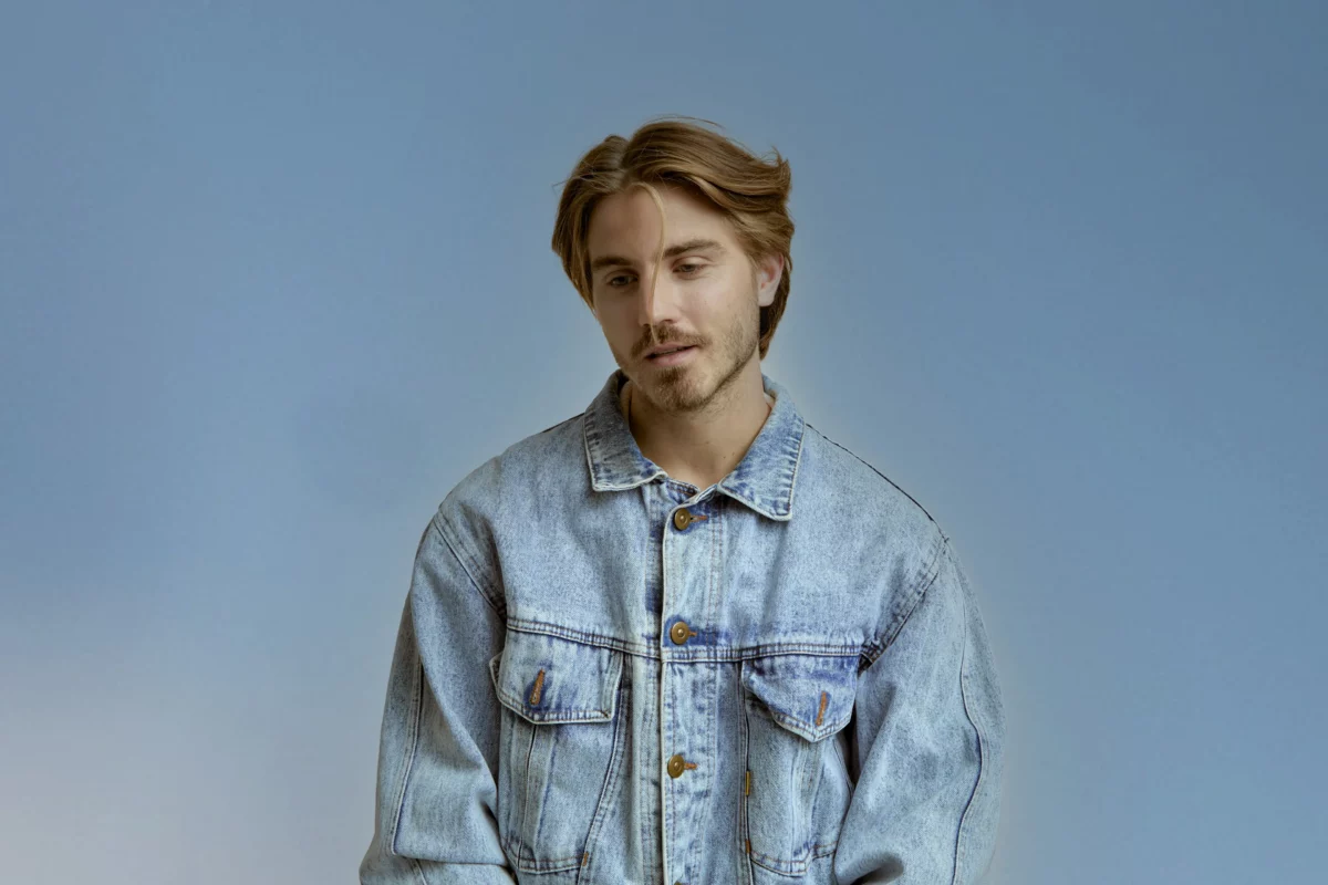 Maksim die samen met zijn liveband een energiek popoptreden geeft op een festivalpodium, te boeken via Dream Animations.