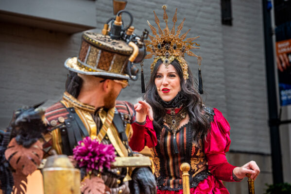 Steampunk muziekact met zingende koningin op rijdend voertuig